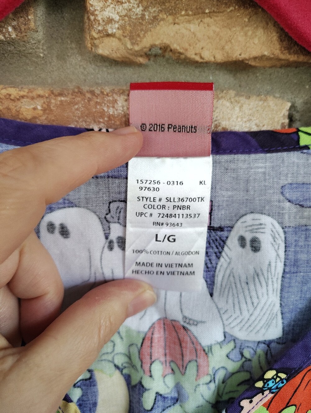 Peanuts Great Pumpkin Charlie Brown Halloween Scrub Top V-Neck Purple Large L - Picture 4 of 7